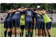 Jogadores reunidos em campo